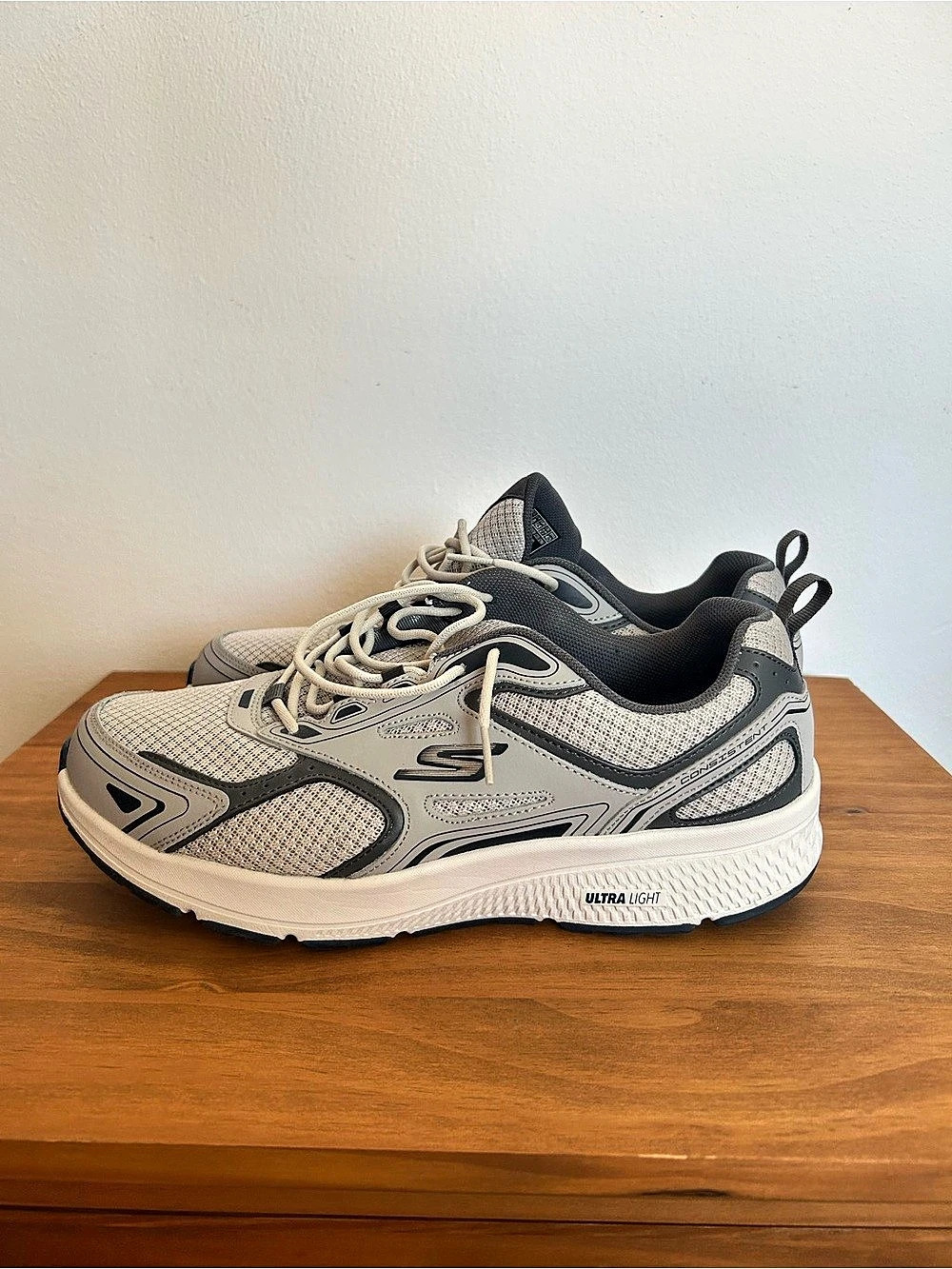 Skechers GO RUN Consistent Fit Athletic Shoes US 9 light & dark gray
